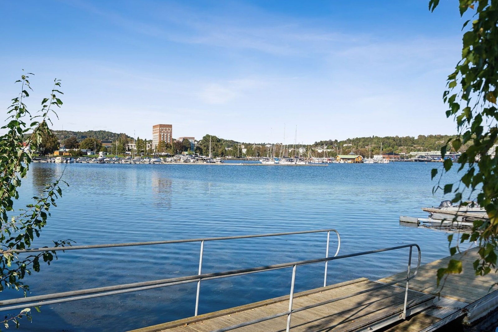 Her har du kun en kort spasertur fra leiligheten og ned til vannet og til sentrum. Galleribilde