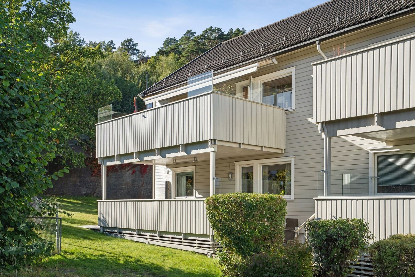 Her har du en fin beliggenhet innerst slik at man sitter skjermet og fredelig til på verandaen. Galleribilde