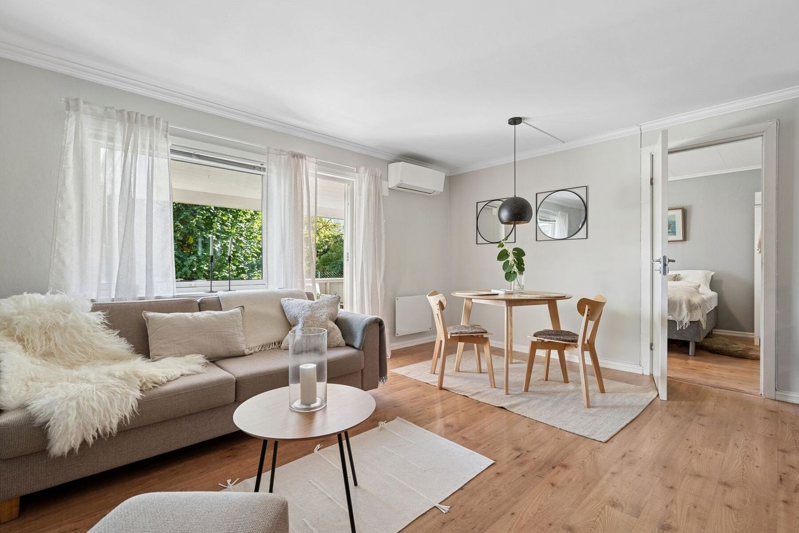 Lys og innbydende stue med god plass til både spise- og sofagruppe. Luft til luft varmepume fra 2022. Galleribilde