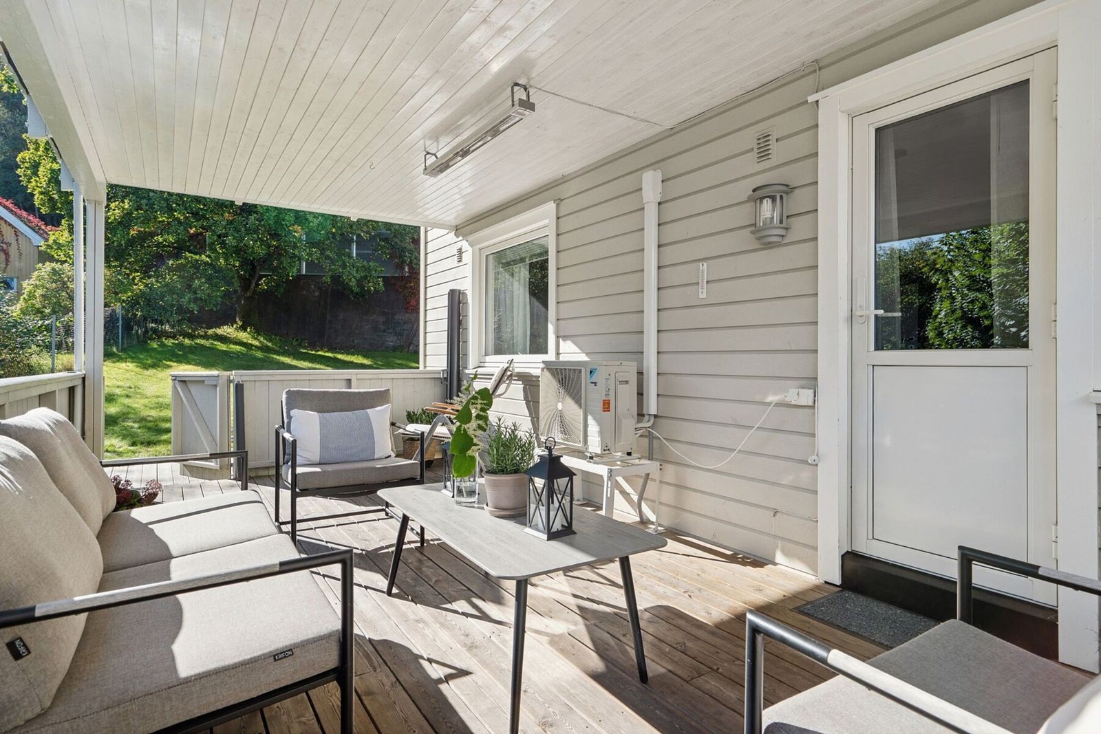 Itillegg er det en ekstra platting bak porten, slik at solen kan virkelig nytes til det fulle. Galleribilde