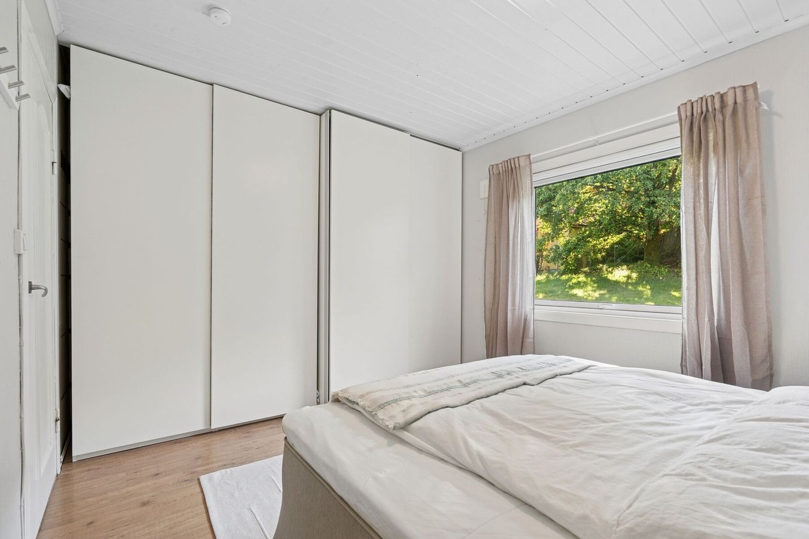 Soverommet har en stor skyvedørsgarderobe. Galleribilde