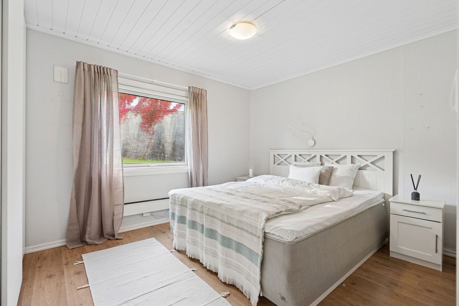 Soverom nr. 2 har inngang fra gangen og er lyst og romslig med god plass til seng og nattbord. Galleribilde