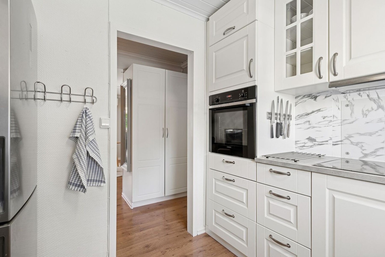 Det er integrert koketopp. Stekeovnen og kombiskapet er fra 2025. Galleribilde