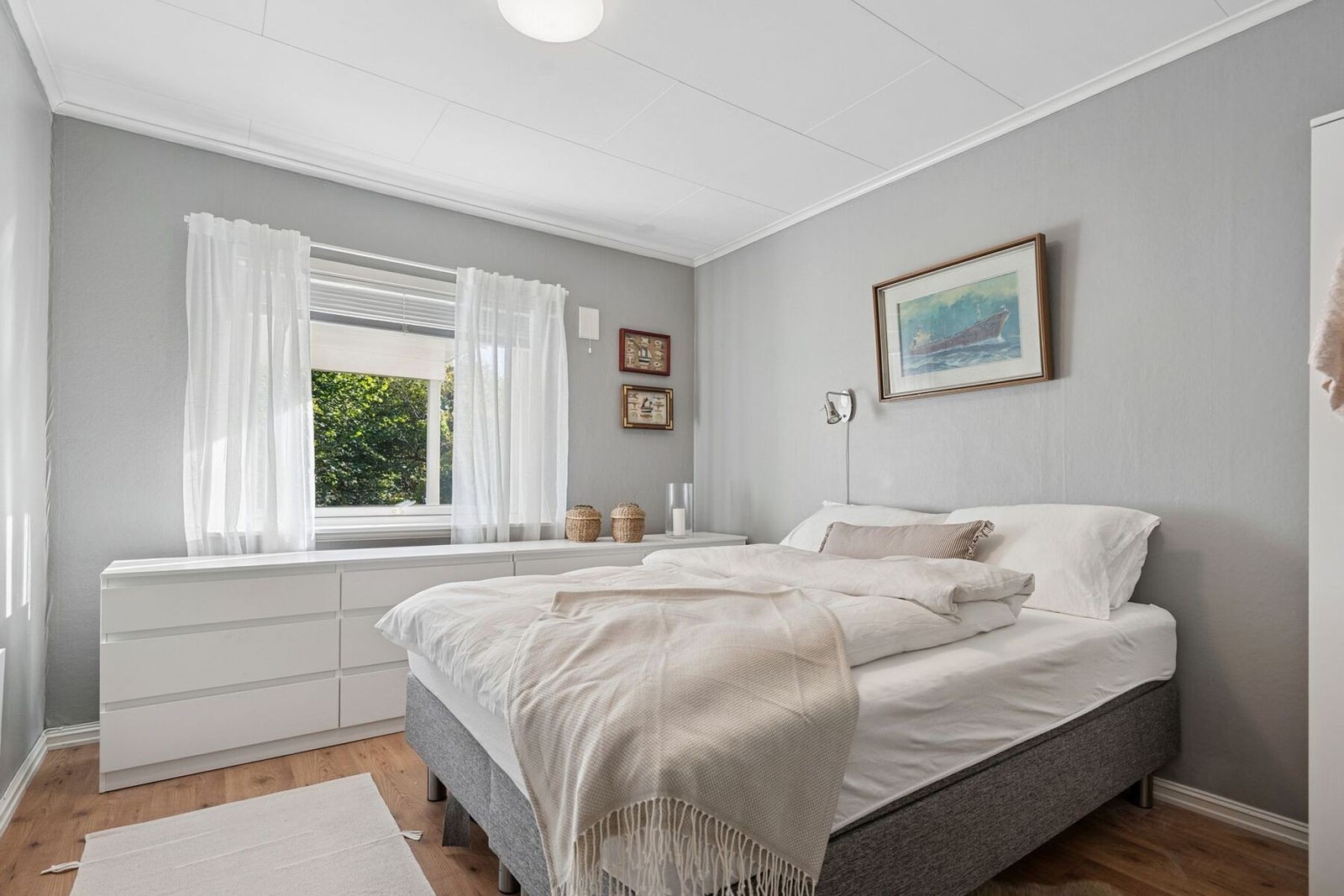 Begge soverommene er av god størrelse. Dette har et hvitt garderobeskap. Galleribilde