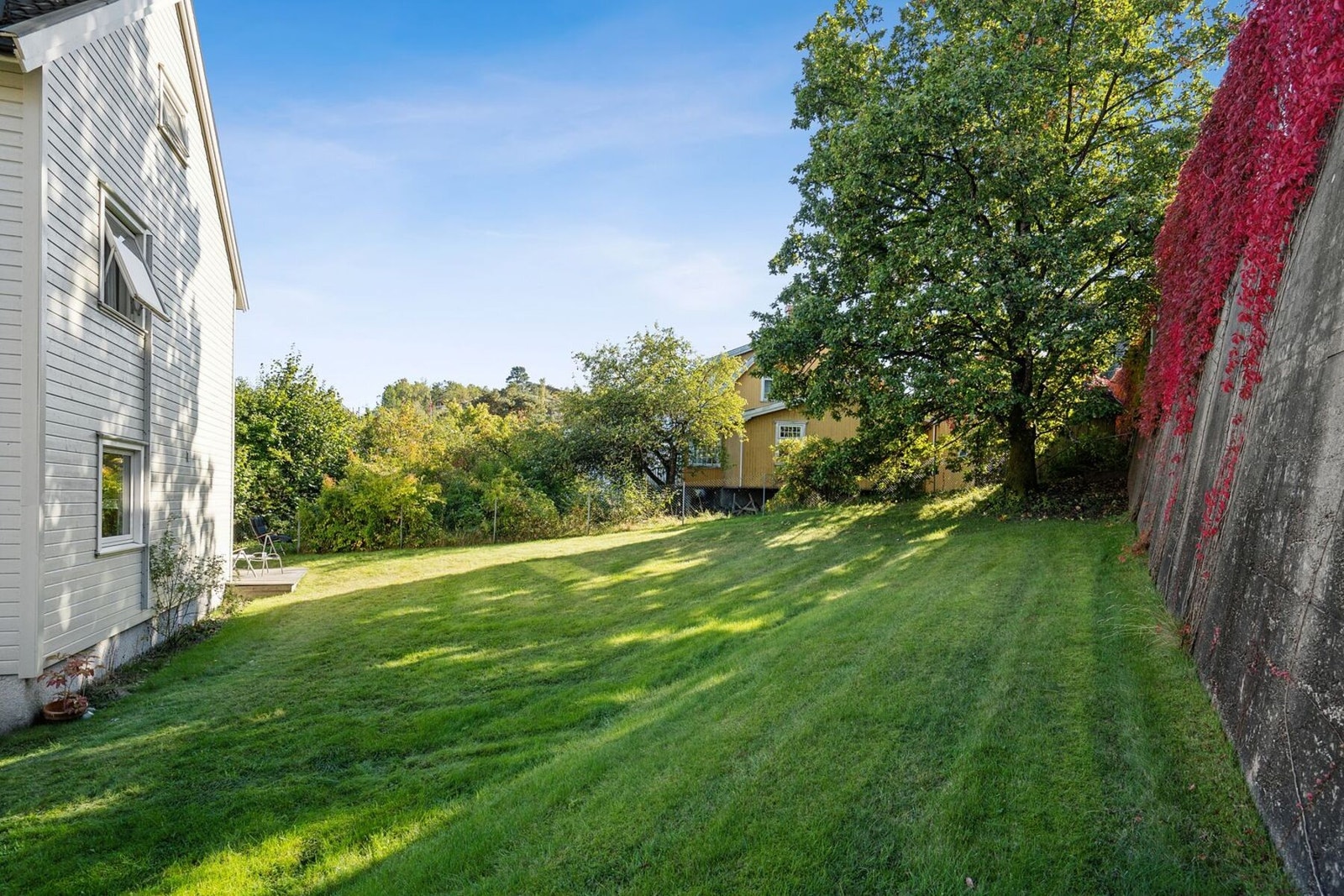 Leiligheten er omkranset av en stor plen. Galleribilde