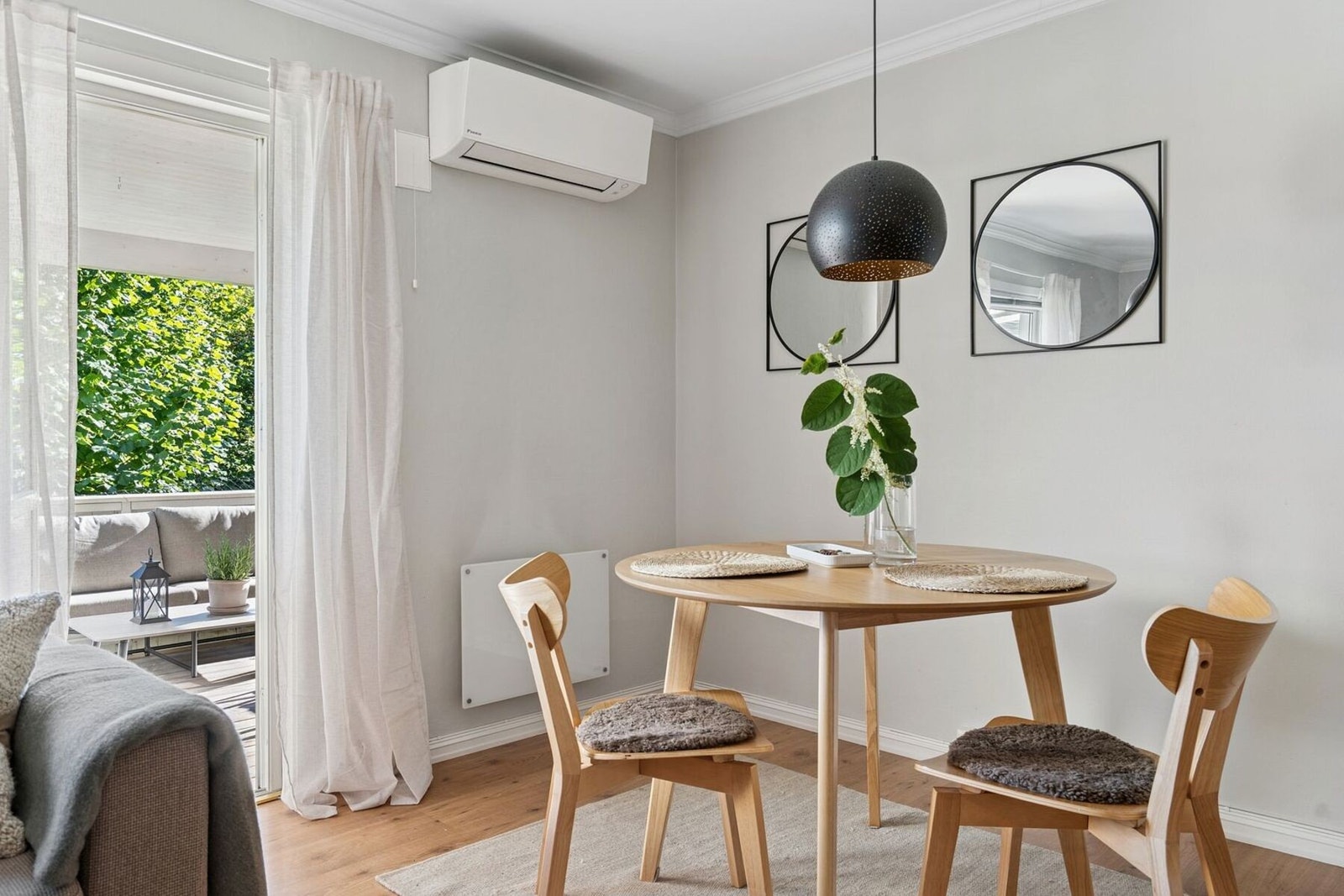 Det er installert luft til luft varmepume fra 2022. Stuen har utgang til skjermet og solrik veranda. Galleribilde