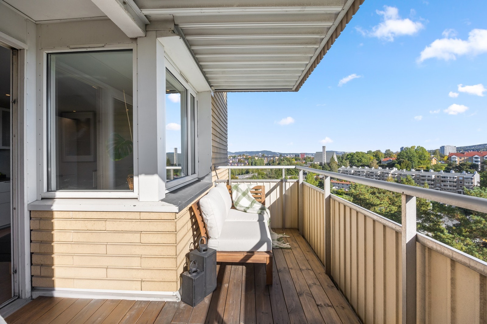 Leiligheten ligger i blokkens 6. etasje og har balkong med god utsikt over store deler av nabolaget og grøntområder. Galleribilde