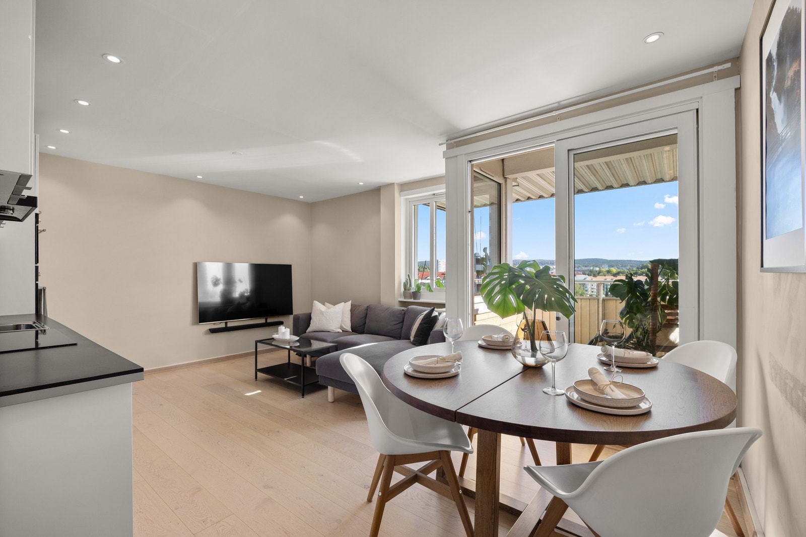 Åpen stue- og kjøkkenløsning gir en sosial tilværelse som passer fint om du har gjester over på middag. Galleribilde