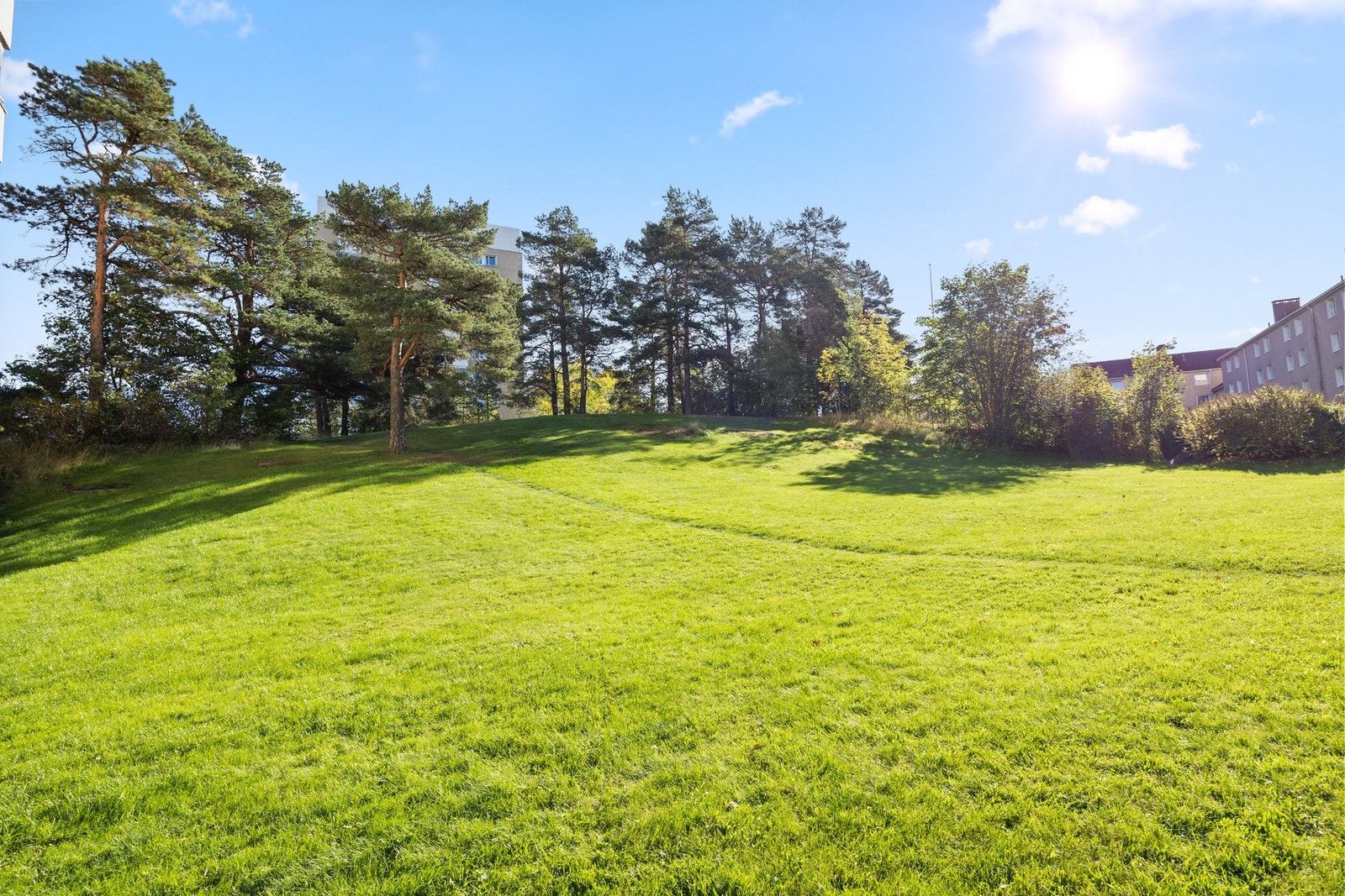 Et hyggelig bosted for folk i alle alder. Herfra er det gangavstand til dagligvarebutikker, barnehager, skoler og kollektive tilbud Galleribilde