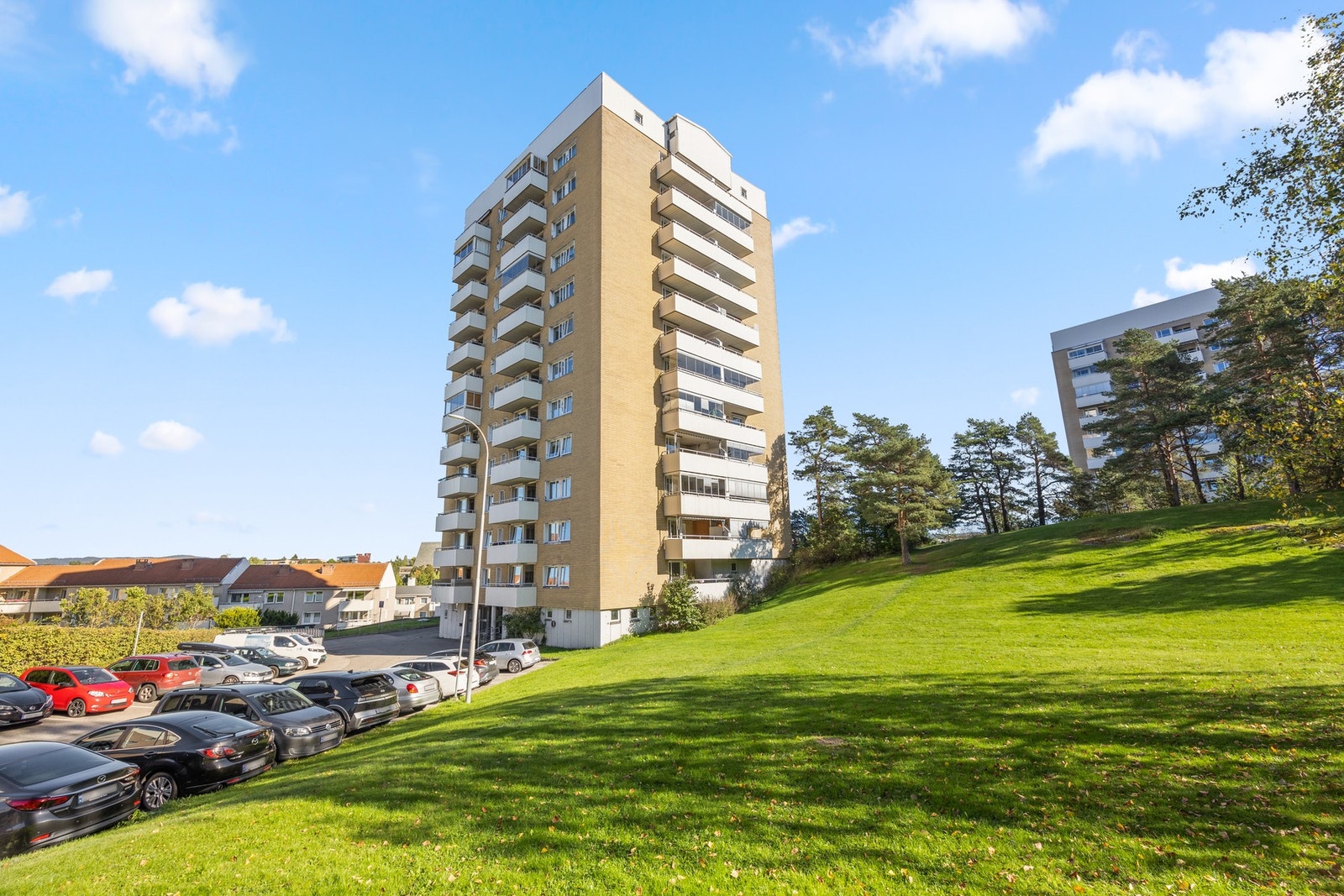 Borettslagets eiendom består av høyblokker og lavblokker med fine grøntområder imellom. Galleribilde