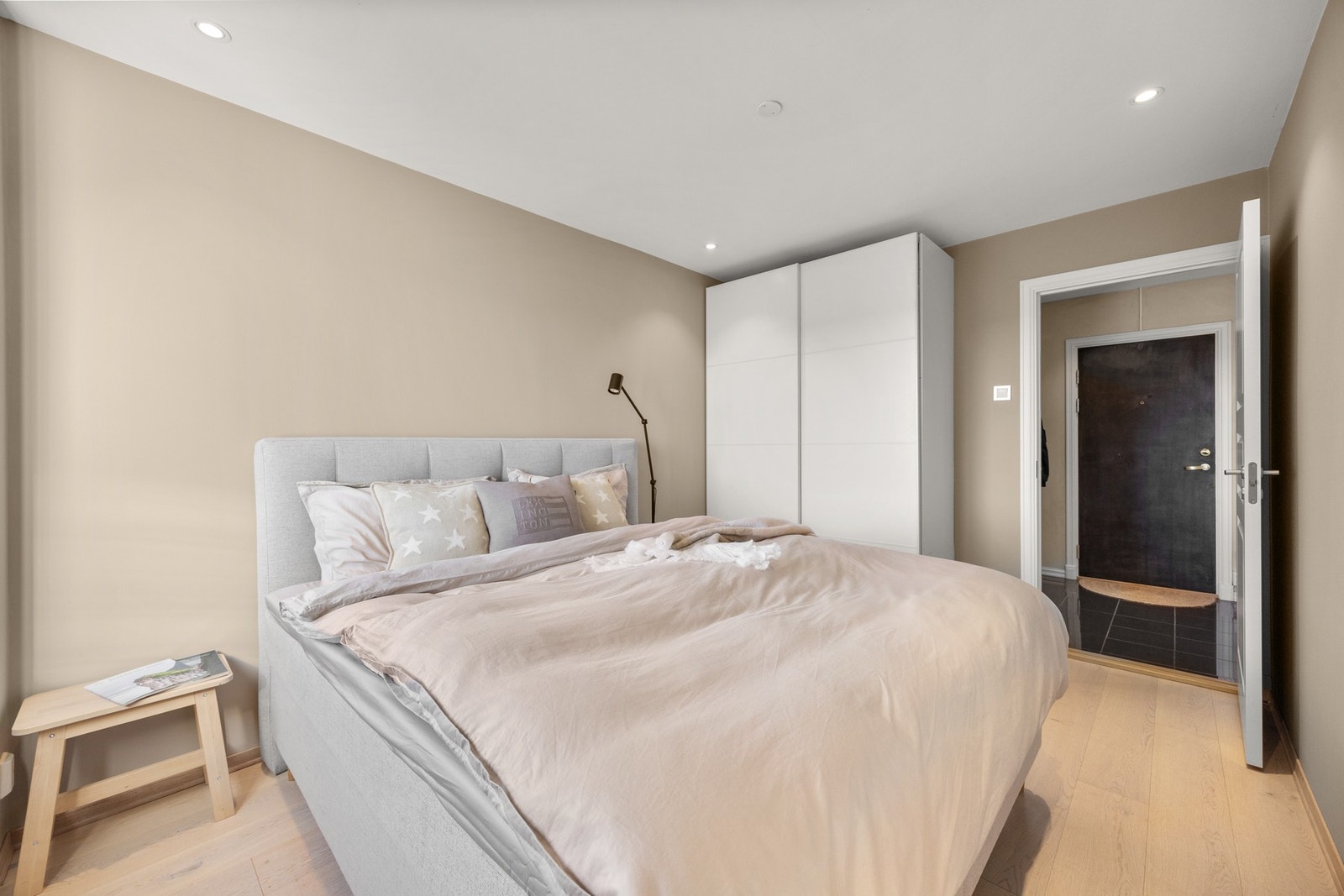 God plass til å få inn nattbord på hver side av sengen om det skulle være ønskelig. Galleribilde