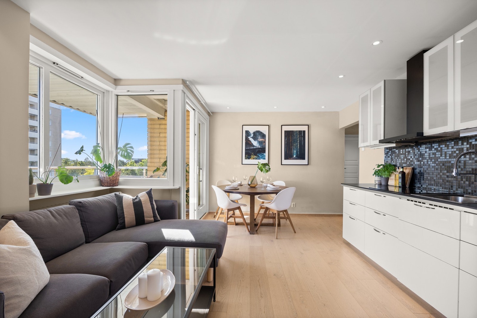 Vinduene og balkongdøren slipper godt inn med naturlig lys inn i rommet. Galleribilde