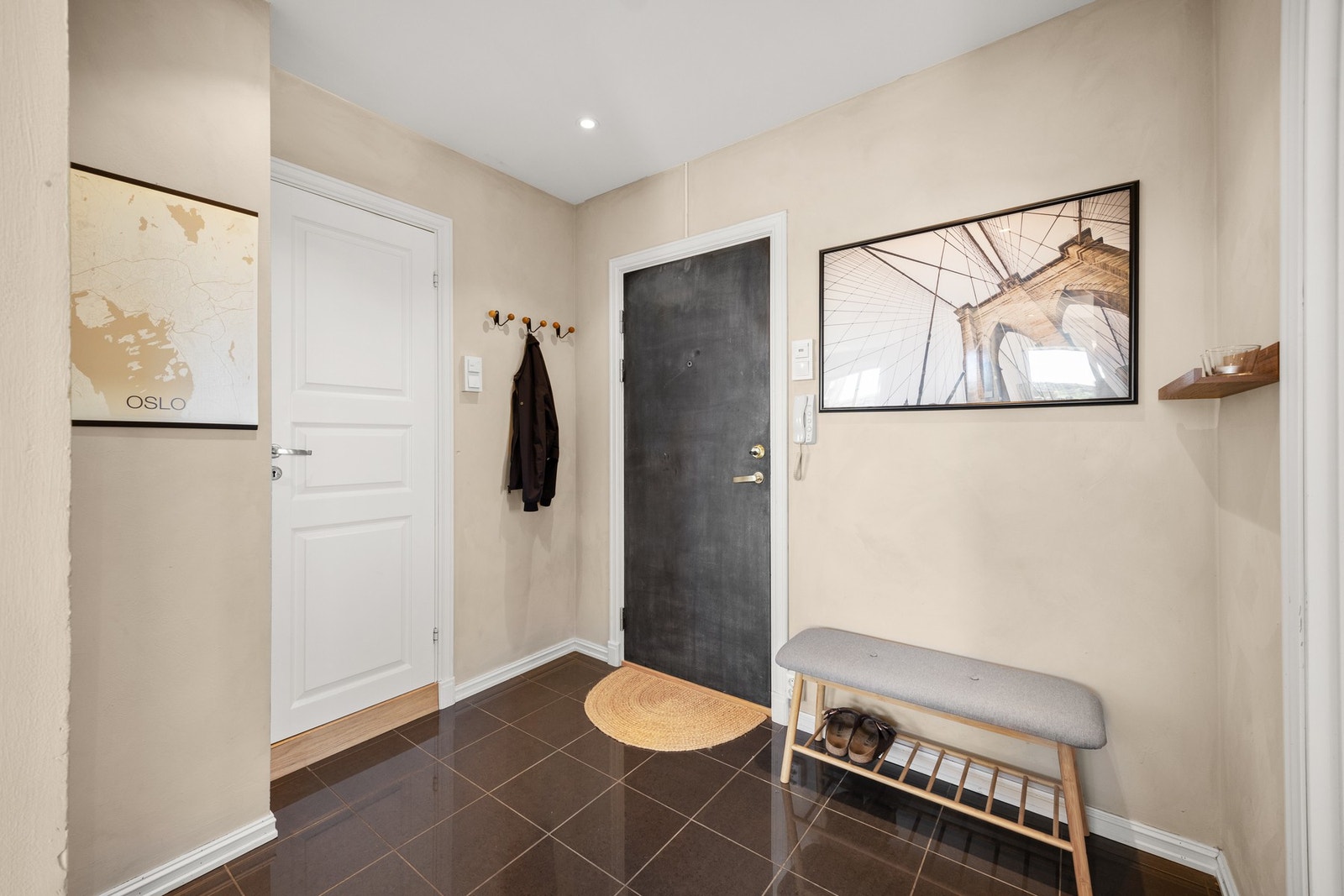 Entrè: Her kan det settes inn skoskap og vegghengte knagger til ytterjakker. Galleribilde