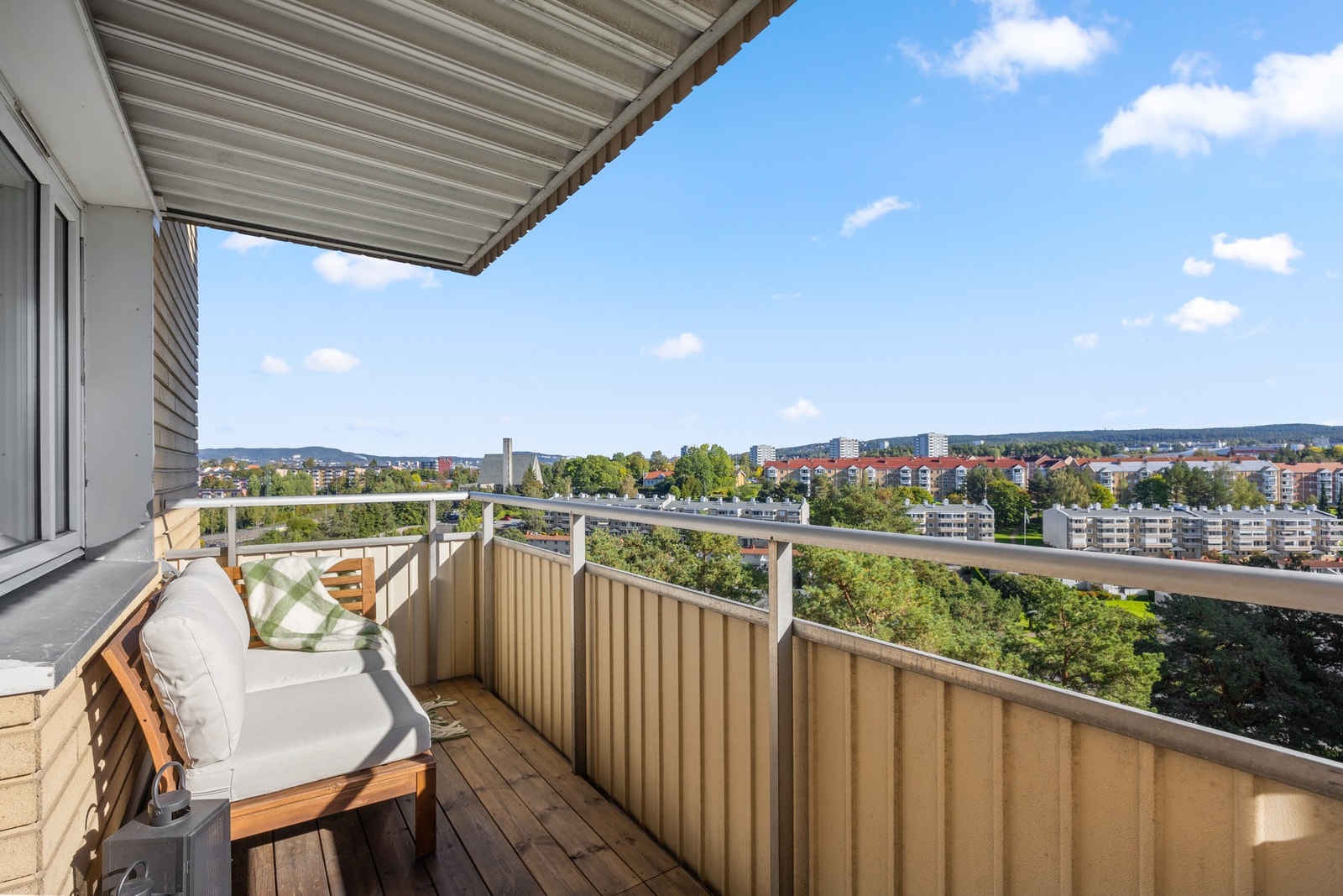 Lys og populær 3-roms hjørneleilighet i 6.etg | Balkong m. utsikt | Heis | Varmtvann & fyring inkl. Galleribilde