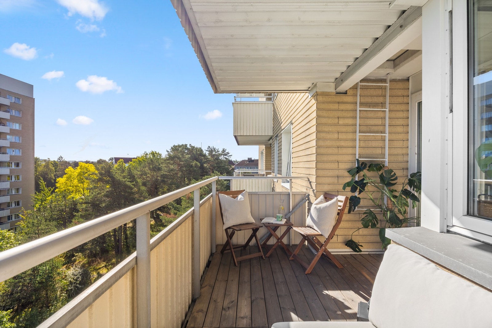 Balkongen er på ca. 8 kvm og har impregnert terrassegulv. Galleribilde