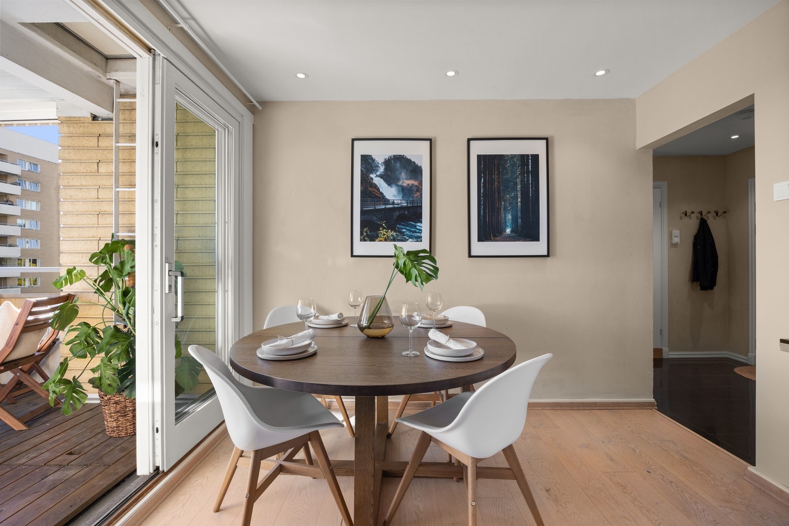 Koselig og lys stue naturlig inndelt i to seksjoner. Det er møblert med spisemøblement i det ene hjørnet. Galleribilde