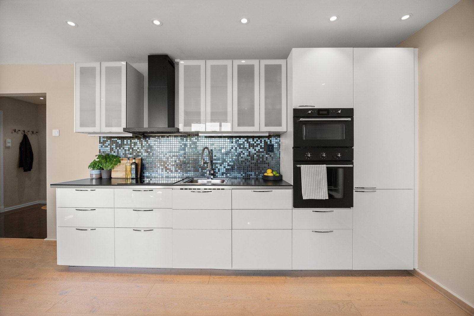 Høyskapene har glaserte glassdører med belysningen under. Galleribilde