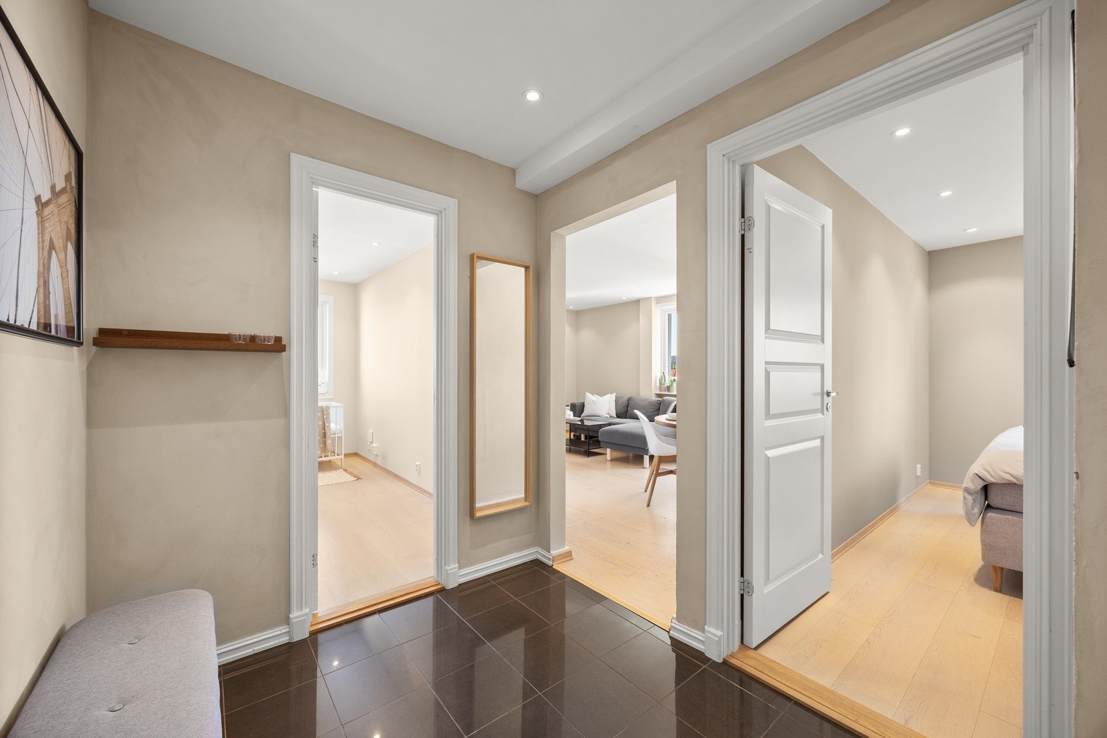 Du kommer først inn til en innbydende entrè belagt med gulvfliser med varmekabler, og malte veggflater. Galleribilde