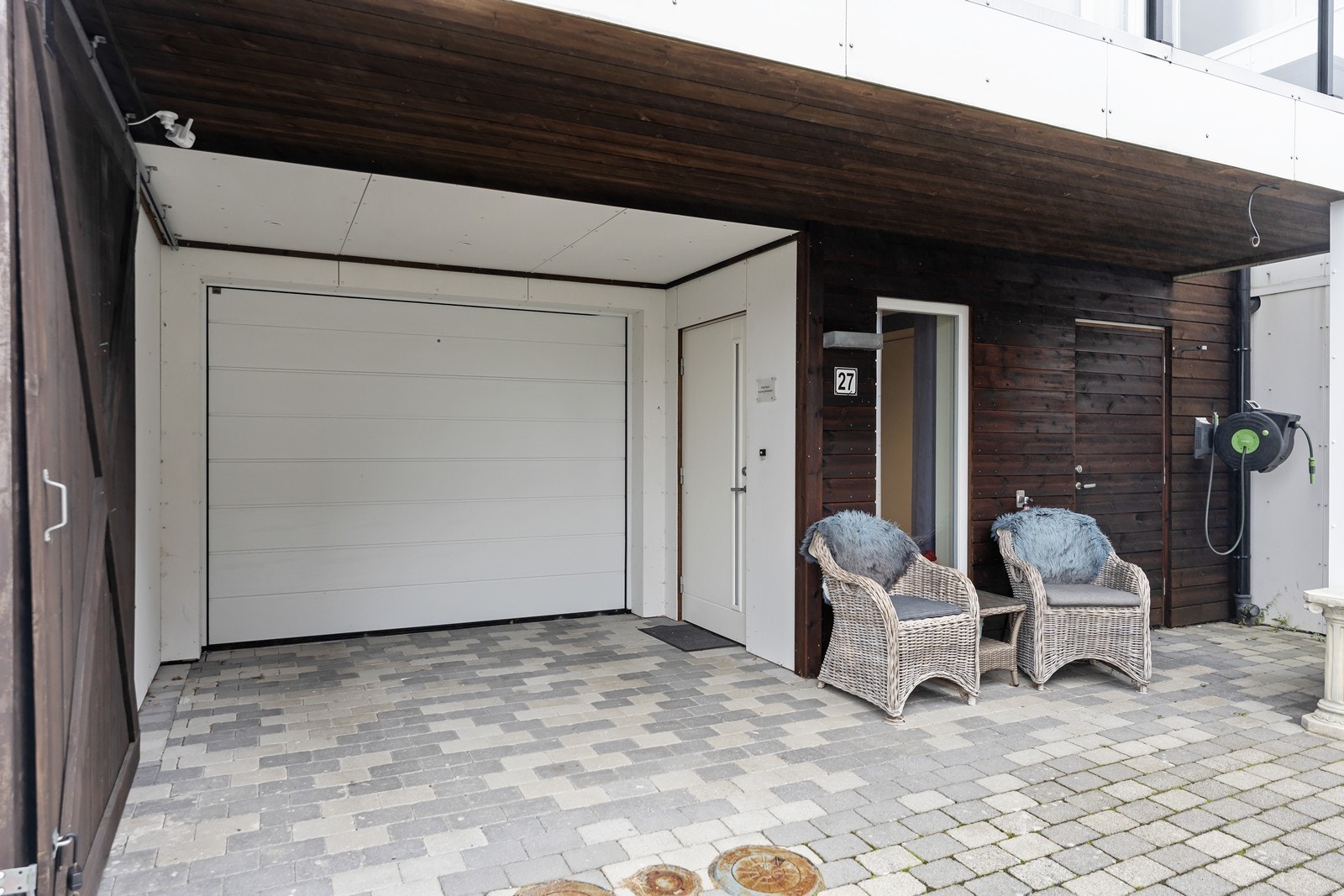 Uteplassen ved inngangsdøren er delvis overbygget - integrert garasje Galleribilde