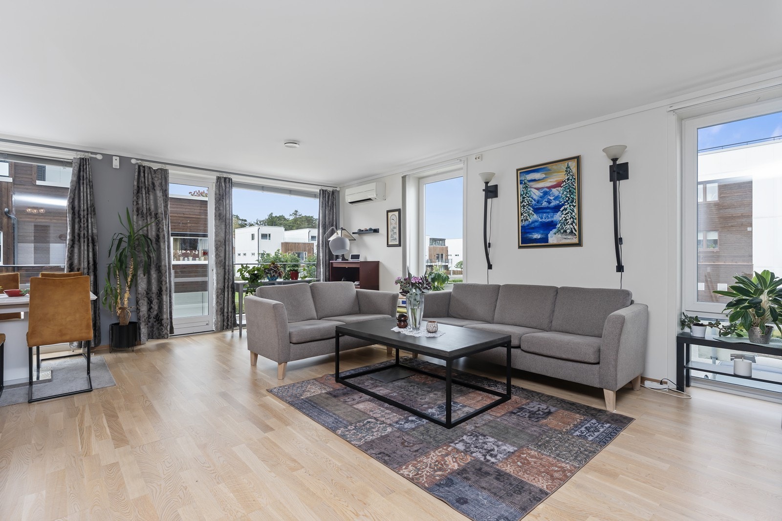 Stuen er romslig med plass til innredning i flere soner Galleribilde