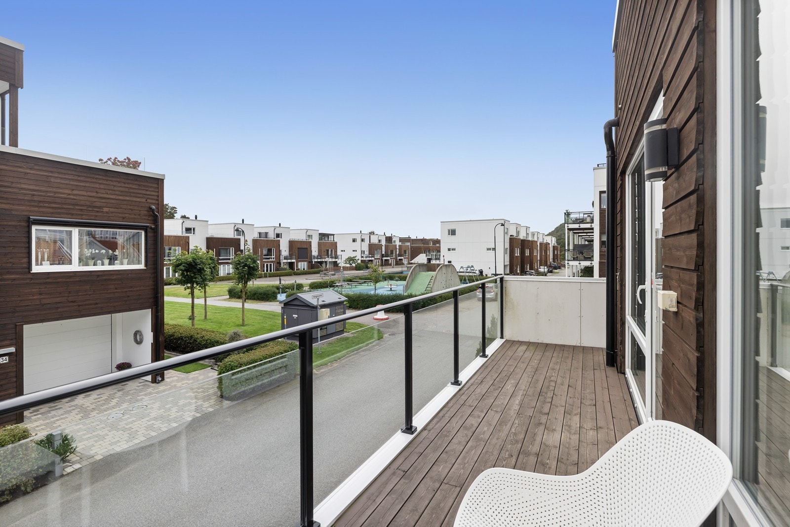 Utsikt til det flotte fellesområdet med lekeplassen Galleribilde