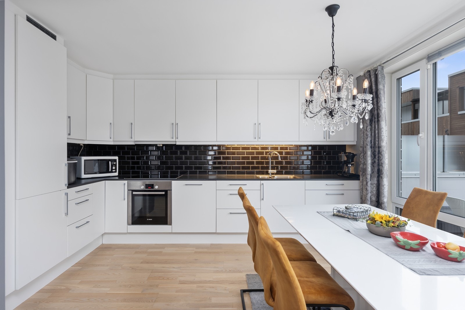 Godt utstyrt kjøkken med mye skapplass og fine arbeidsflater Galleribilde