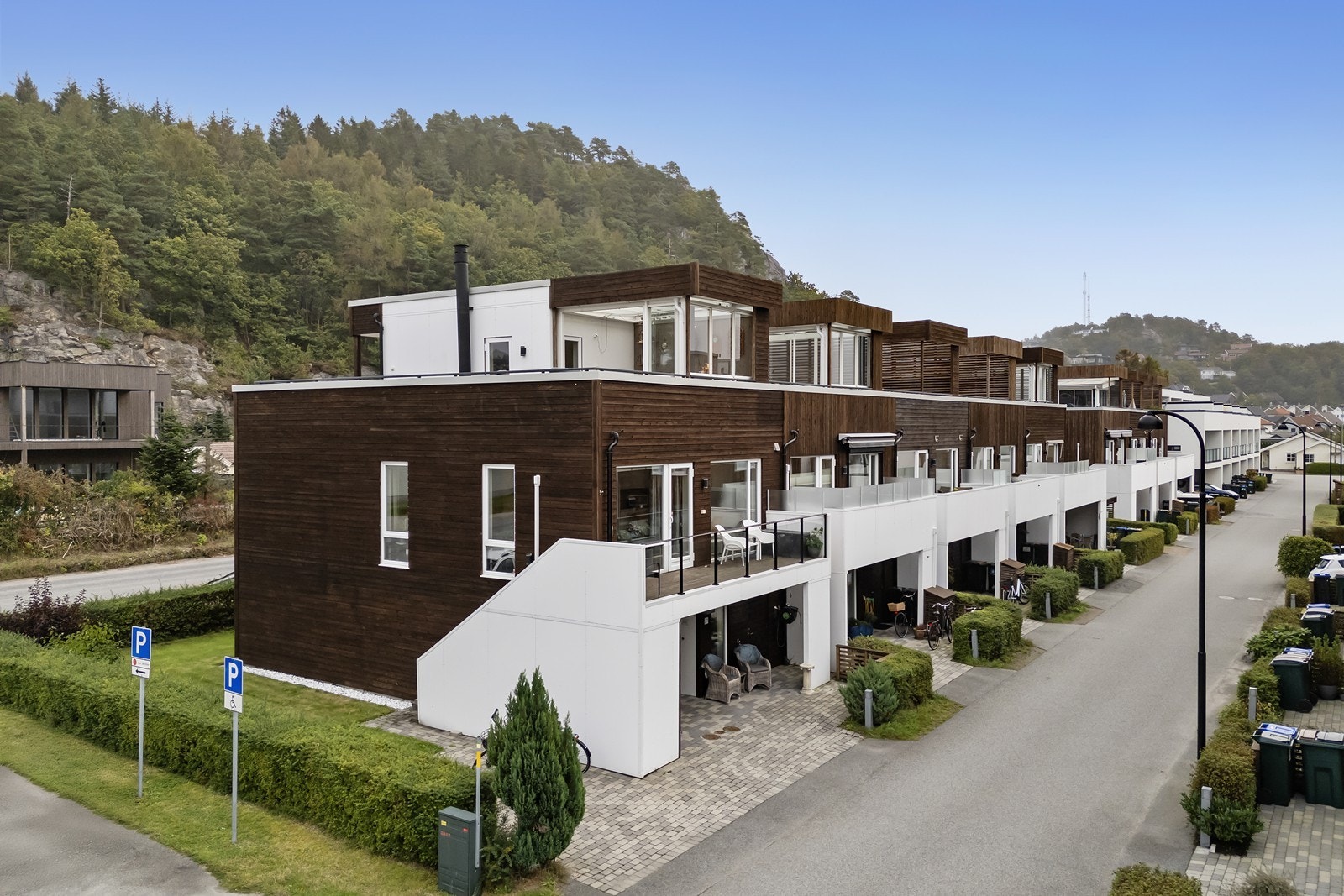 Boligen ligger fint til på en ende - fint opparbeidet tomt med plen og beleggningsstein i innkjørsel Galleribilde