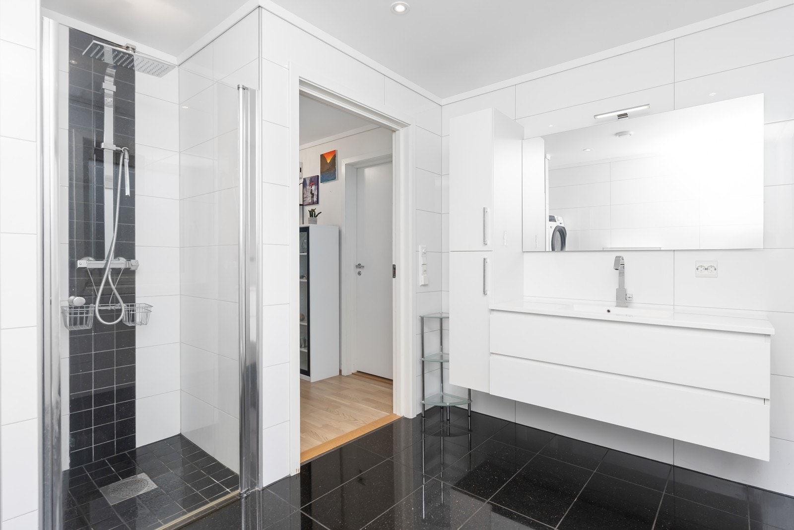 Her er det innrete med dusjnisje med takdusj og stor baderomsinnredning - også opplegg for vaskemaskin Galleribilde