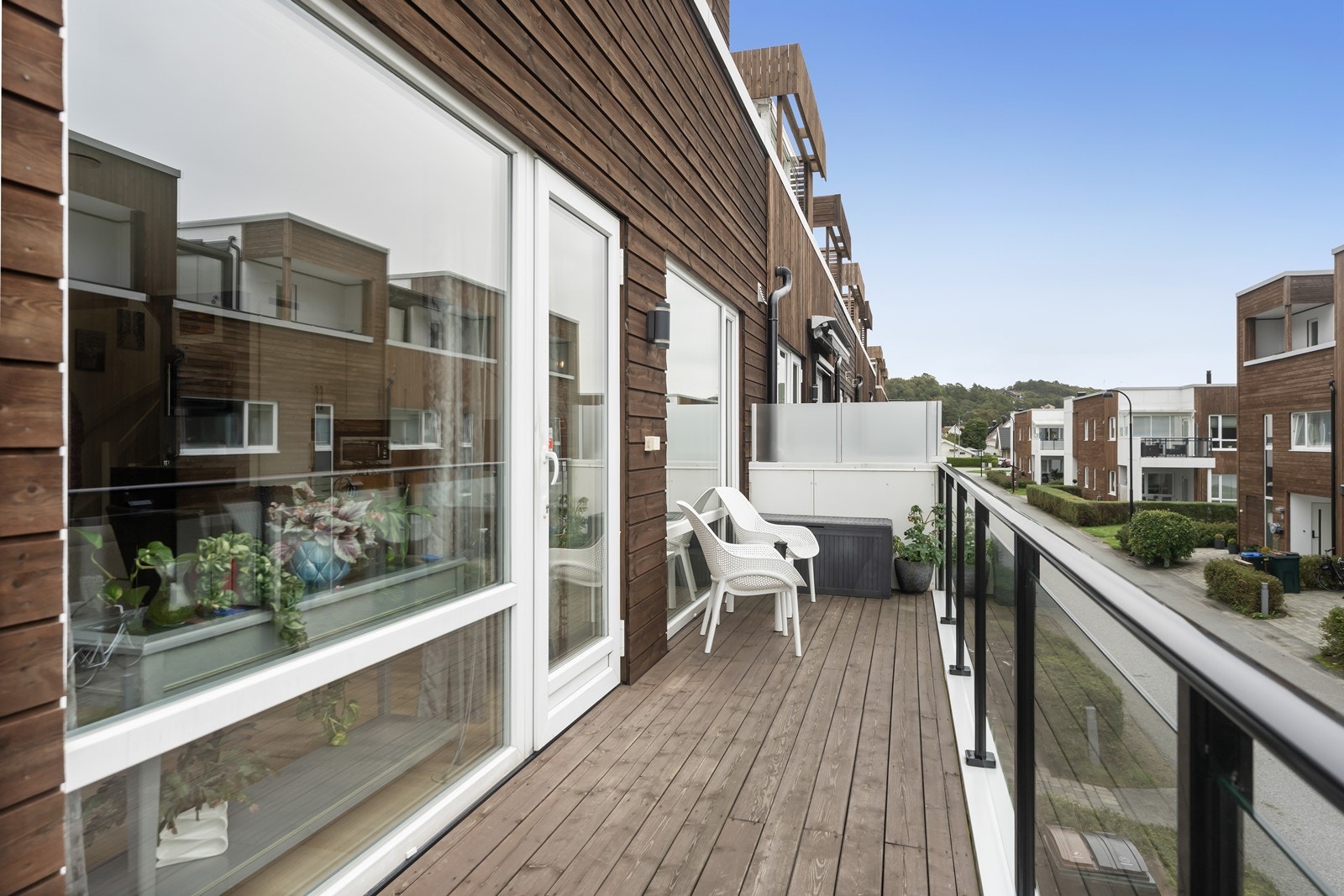 På balkongen foran stuen er det montert glassrekkverk som sikrer fint lys Galleribilde