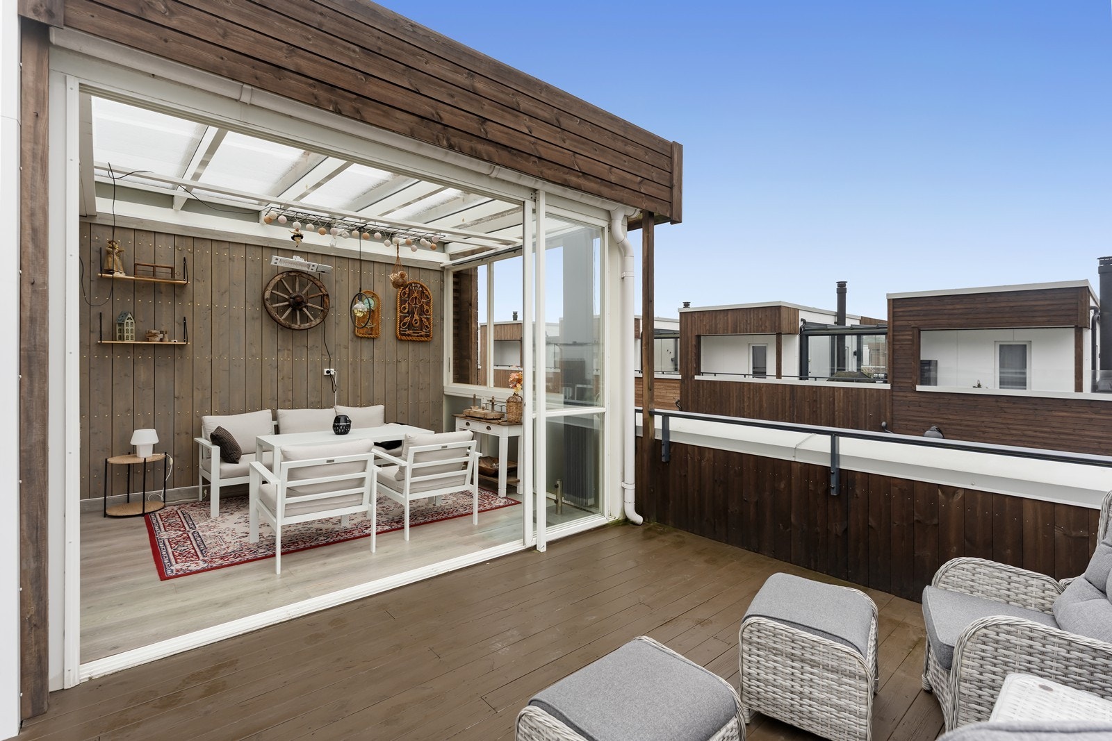 Stor takterrasse som er delvis innglasset (ikke omsøkt) - her er det god plass til å nyte solen til sen kveld Galleribilde