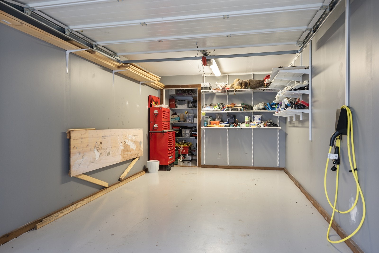 Garasjen er romslig og det er montert elbil-lader Galleribilde