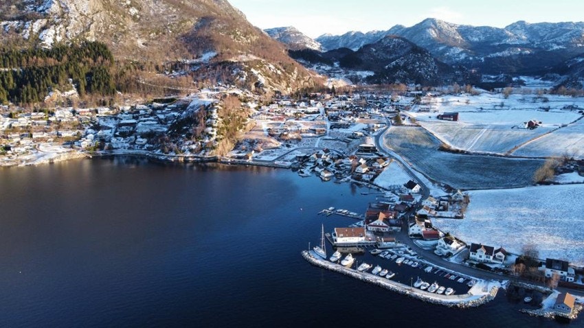 Eiendommen ligger solrikt og fint med luftige omgivelser Galleribilde