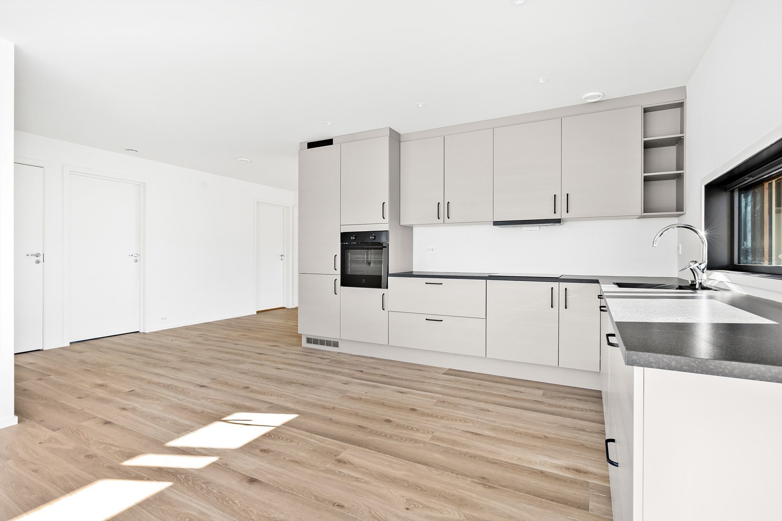 Her har man rikelig med skap og benkeplass Galleribilde