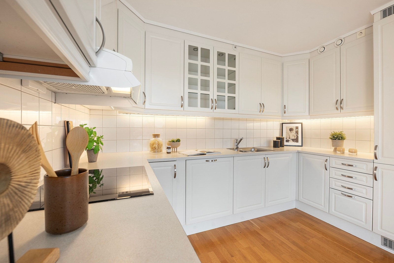 Kjøkkenet har godt med skap- og benkeplass Galleribilde