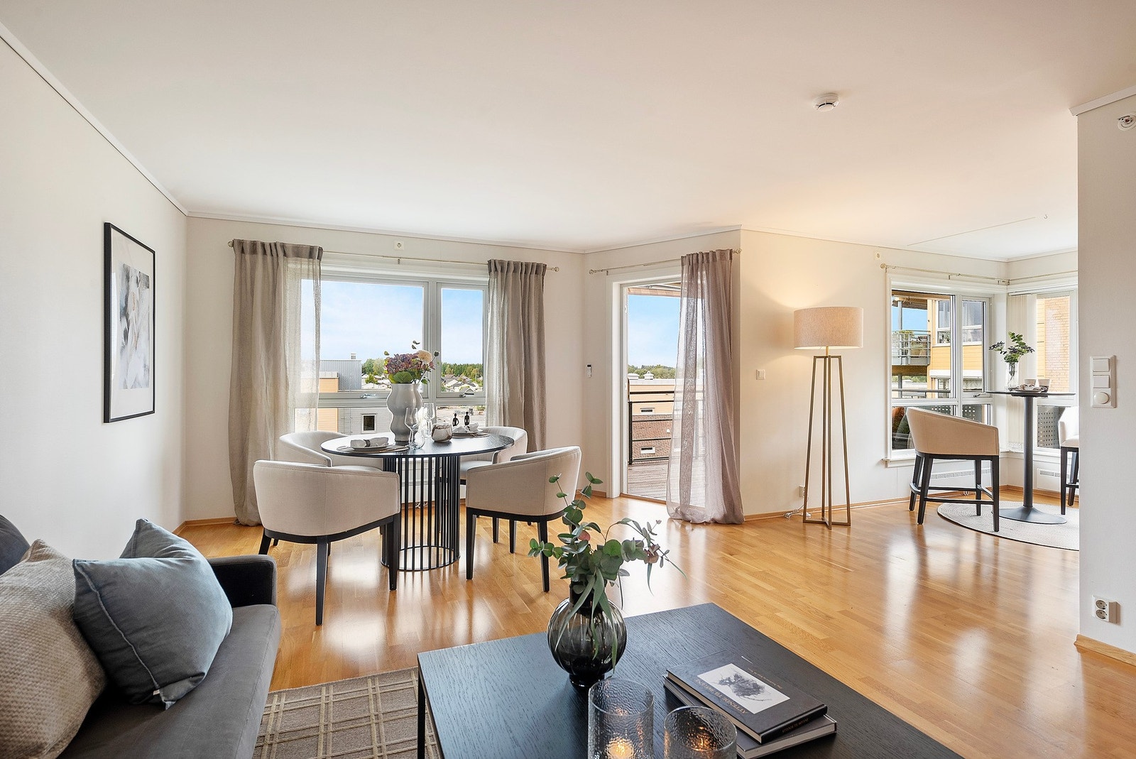 Her har du god plass til stor sofagruppe, spisestue og fortsatt enkel adkomst til balkong Galleribilde