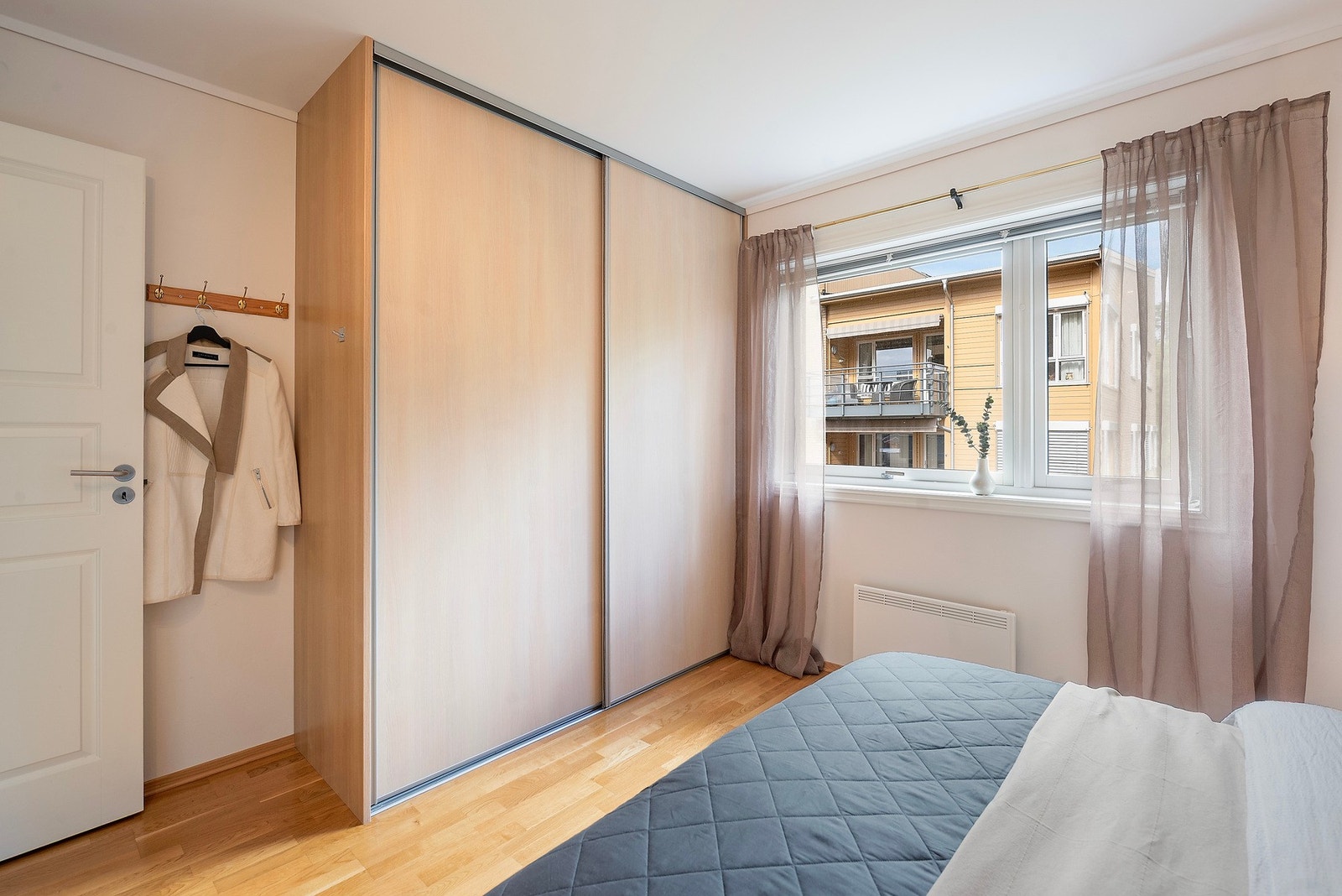 Romslig skyvedørsgarderobe for enkel og ryddig klesoppbevaring Galleribilde