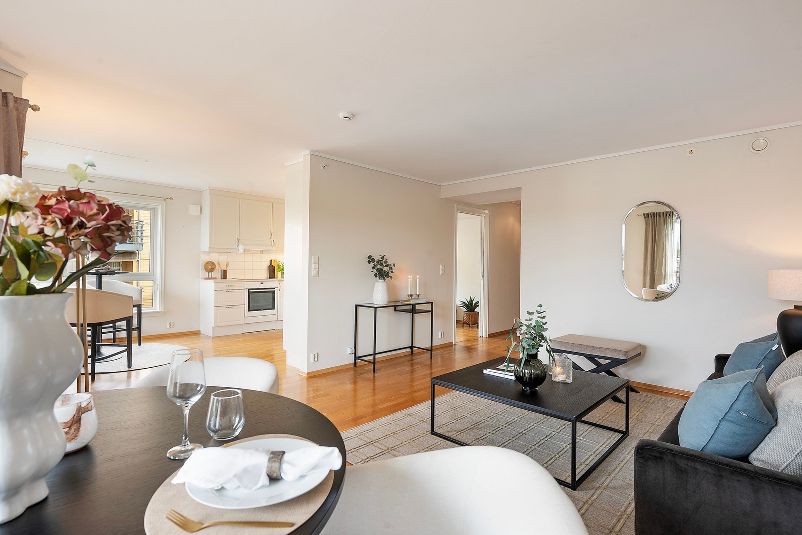 Åpen og luftig stue med lyse farger så du enkelt kan sette ditt eget preg og tilføre din egne stil Galleribilde