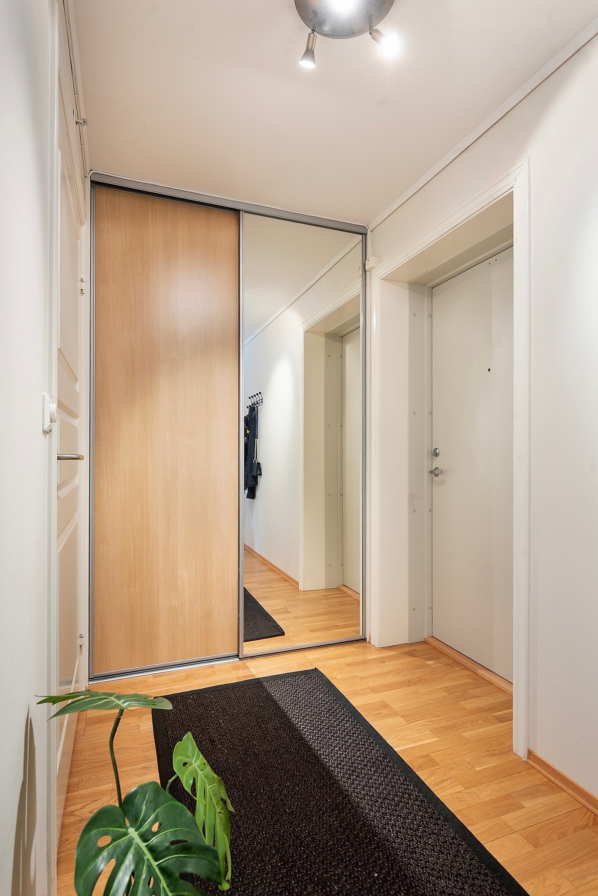 Velkommen inn - praktisk entré med skyvedørsgarderobe og adkomst til badet Galleribilde