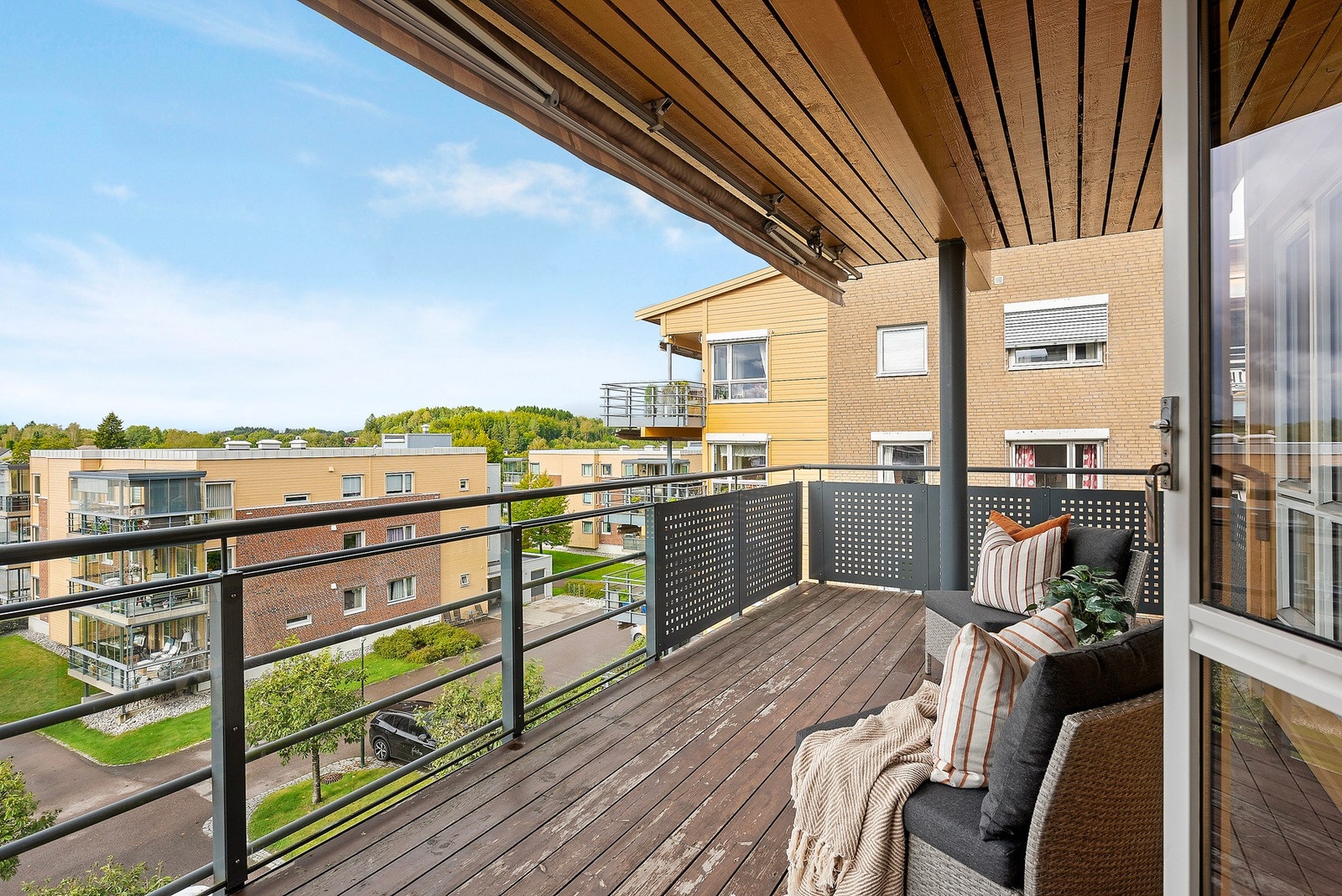 Ute er det god plass til møbler - grill av gass og elektrisk grill kan benyttes, se for øvrig husordensregler Galleribilde