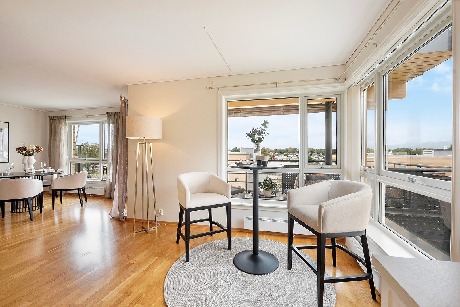 Plass til koselig sittegruppe ved de store vinduene på kjøkkenet Galleribilde