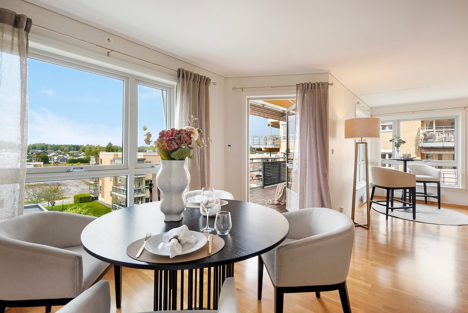 Lyse rom, balkong og alt på en flate Galleribilde