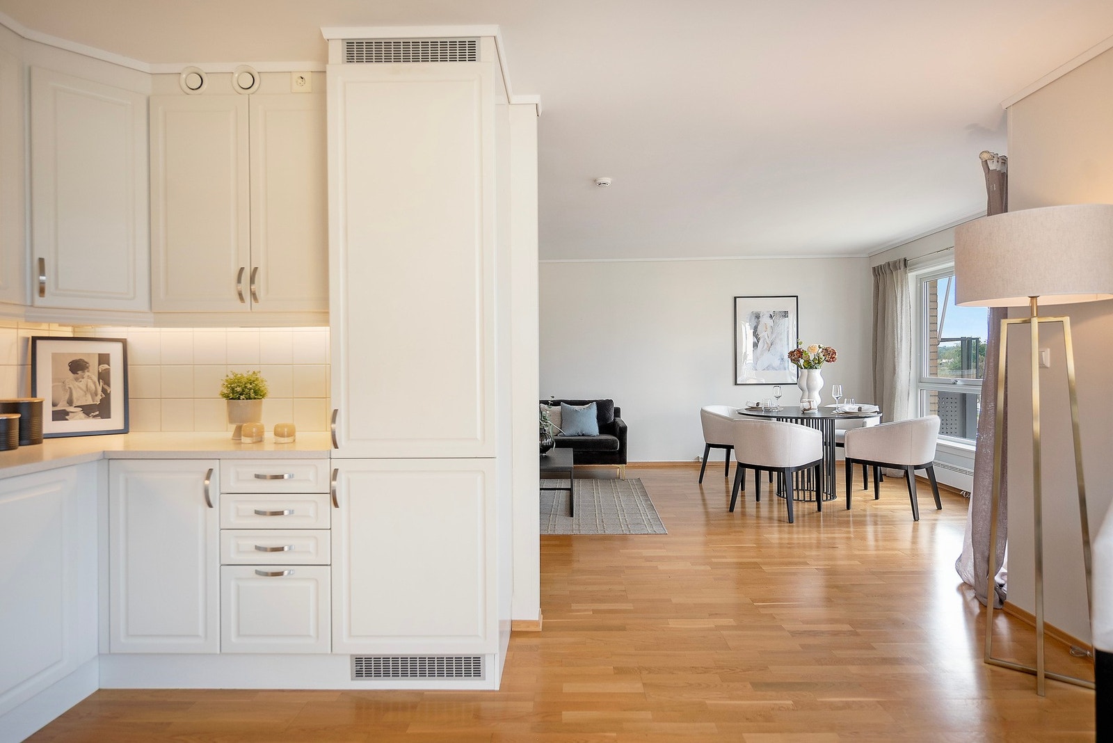 Den delvis åpne løsningen mot stuen og spisestuen Galleribilde