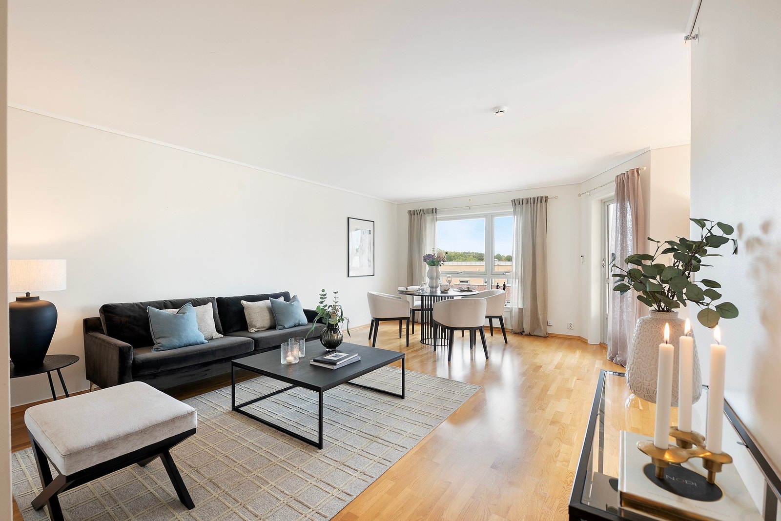 Gode lysforhold og flott romfølelse i oppholdsrommet Galleribilde