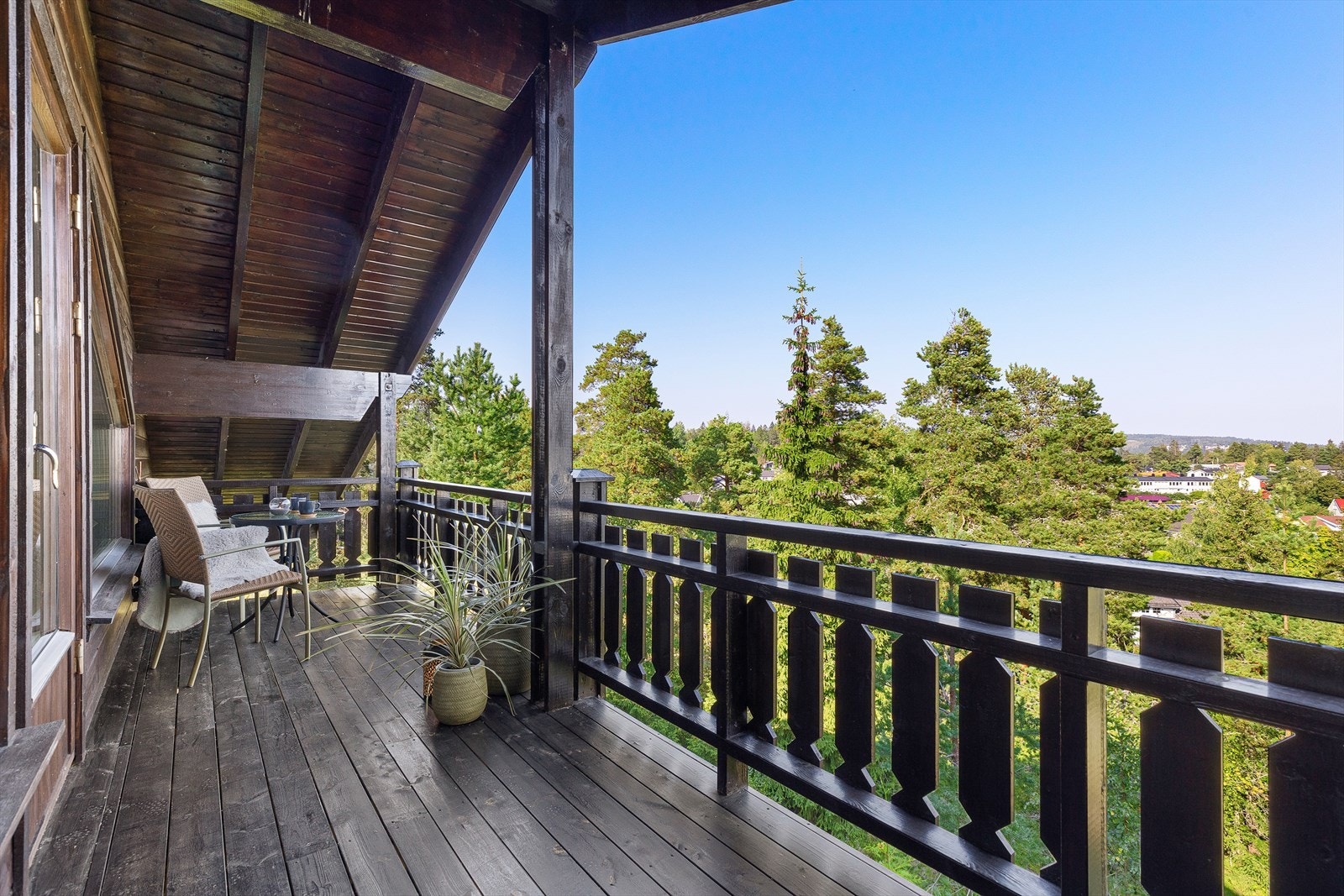 Fra loftsstuen er det utgang til en stor overbygget balkong Galleribilde