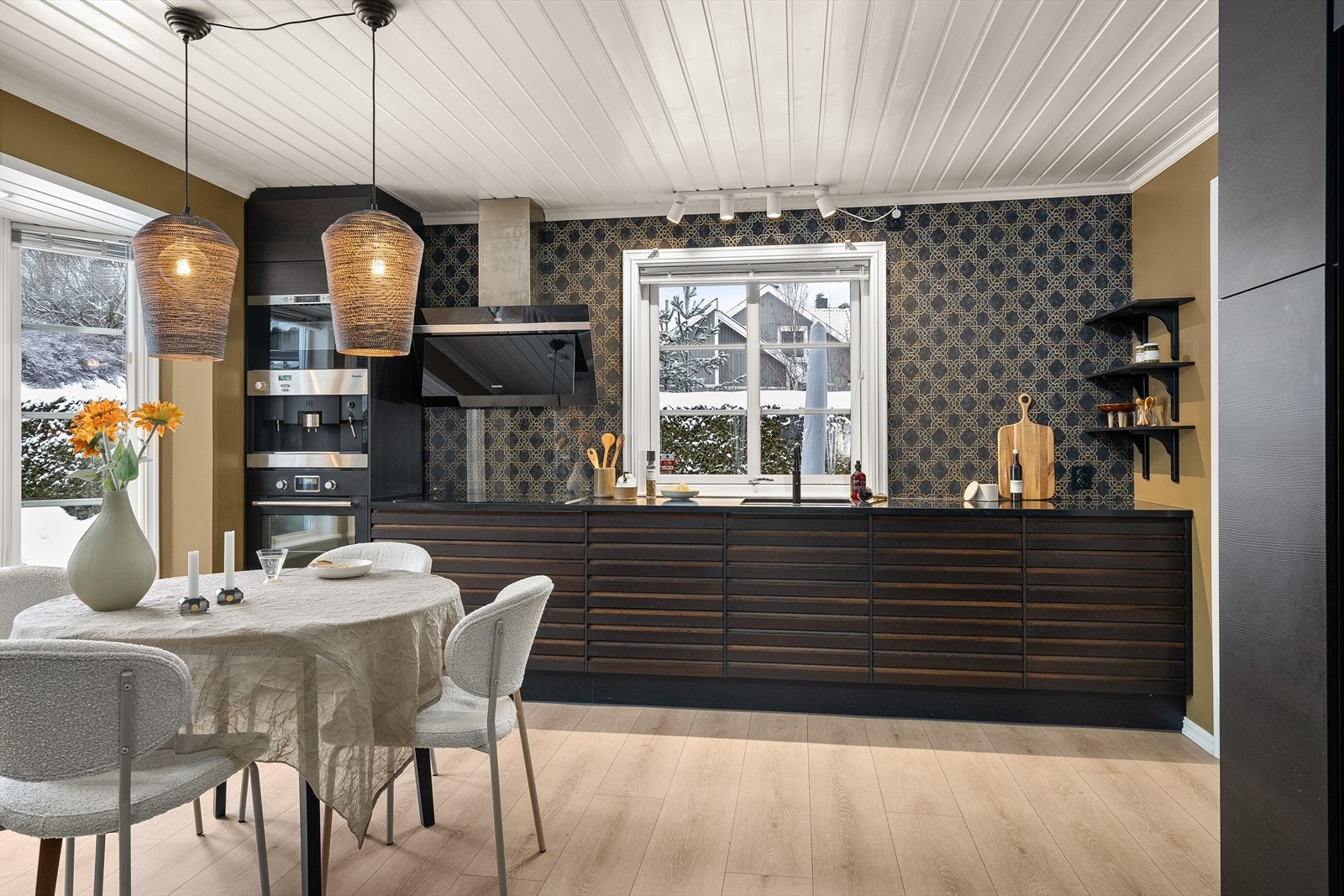 Kjøkken fra 2018 utstyrt med integrert oppvaskmaskin, mikro og ovn fra Ikea, kaffemaskin fra Miele og platetopp fra Siemens Galleribilde