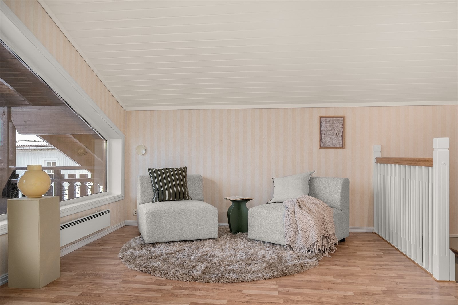 Parkettgulv og lys, stripete tapet på veggene Galleribilde