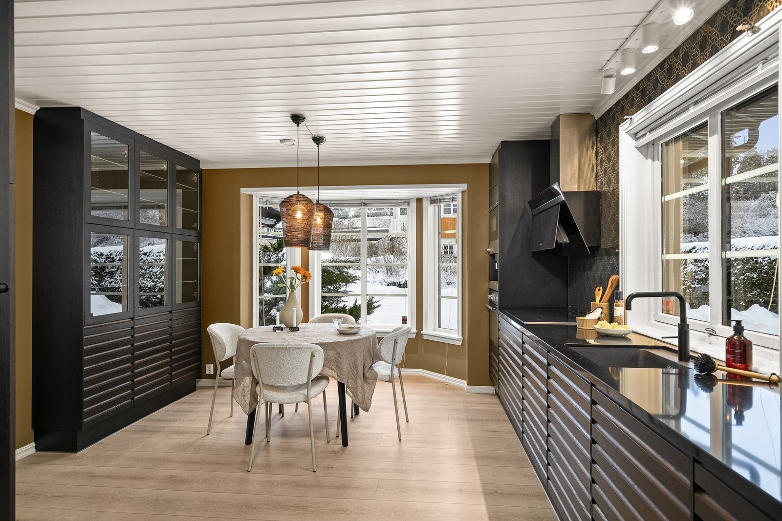 Stort og innholdsrikt kjøkken Galleribilde