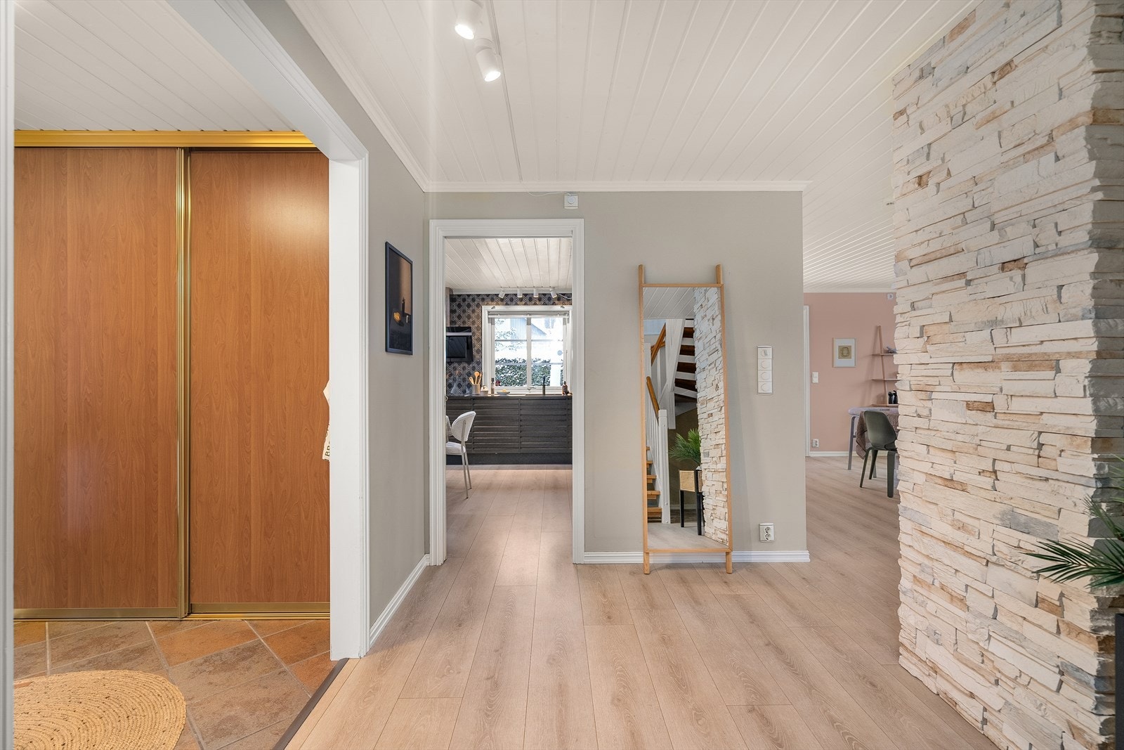 Videre kommer man til stue og kjøkken Galleribilde