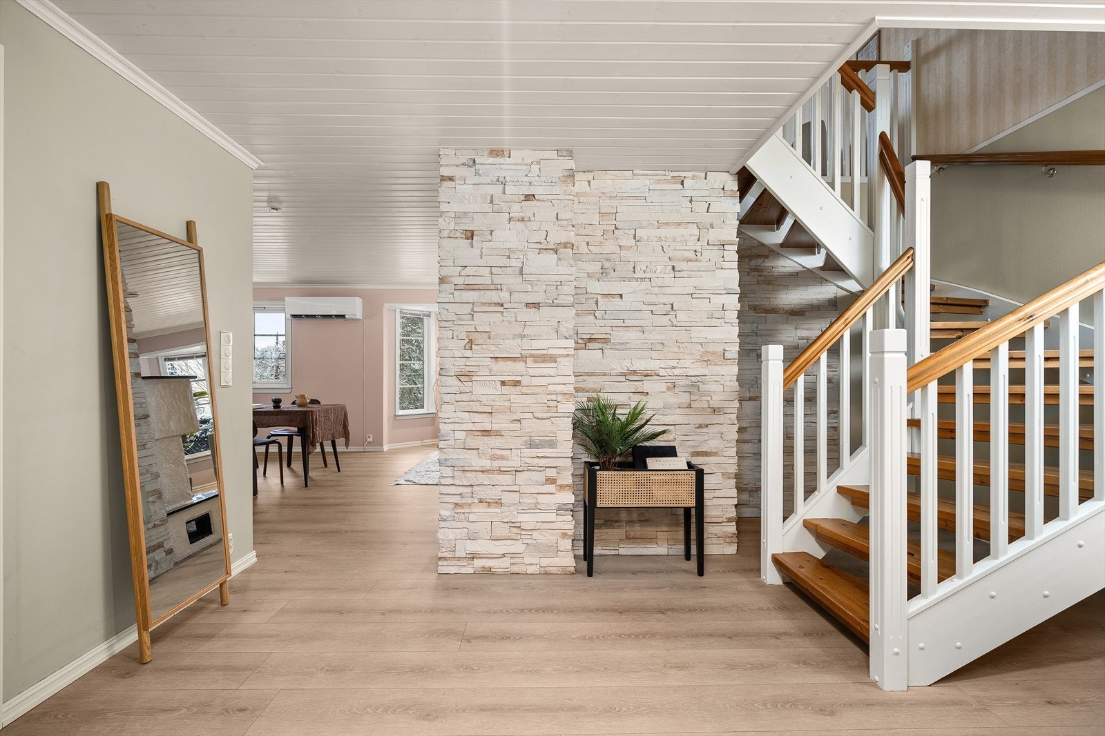 Romslig hall med trapp til andre etasje Galleribilde