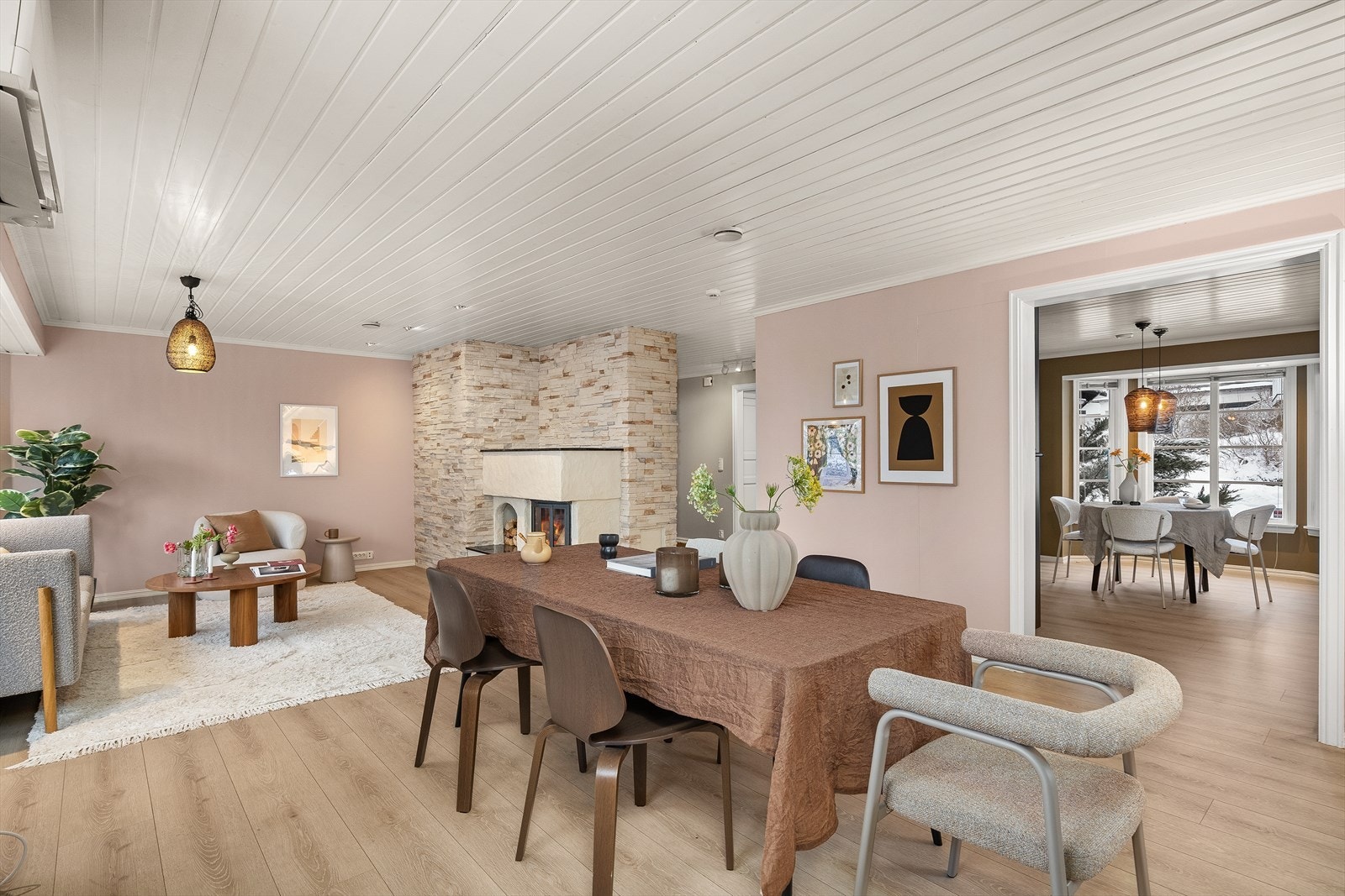 Spisestue med direkte adgang til kjøkkenet Galleribilde